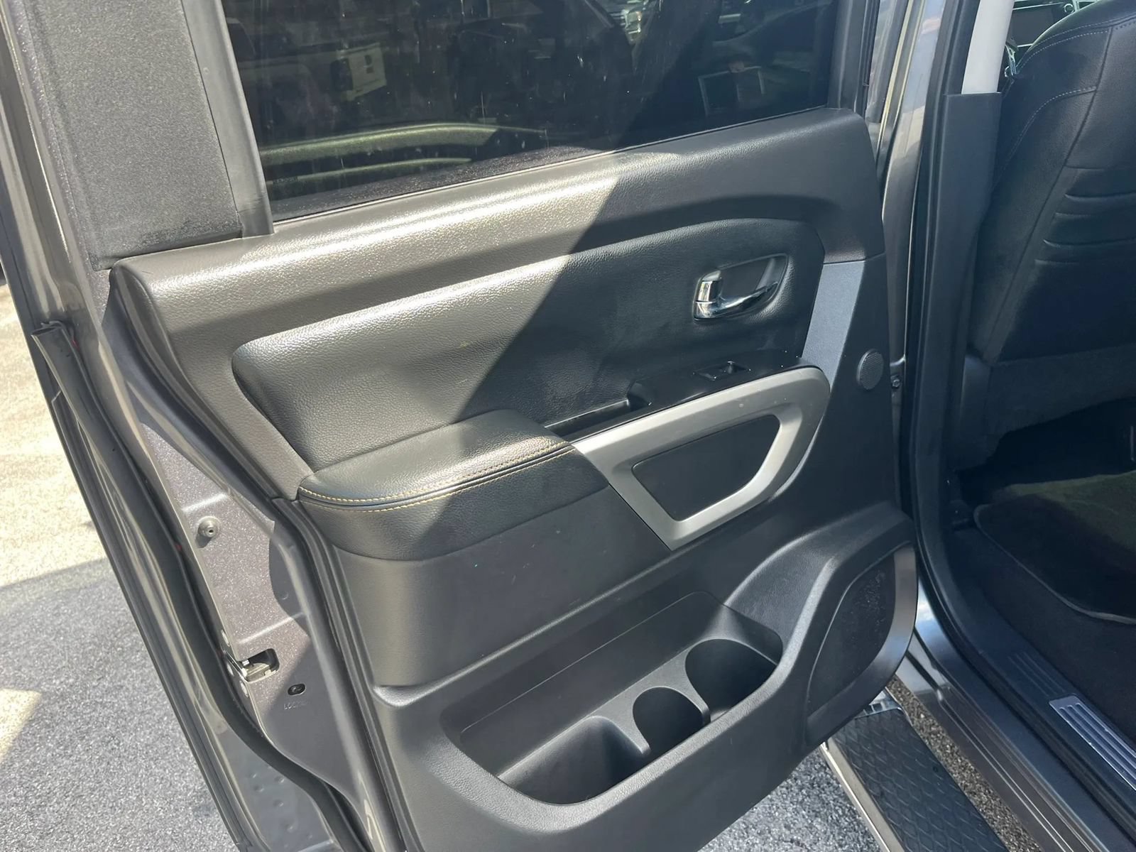 Used 2017 Nissan Titan SL w/ Chrome Package AWD/4WD image 16