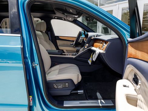 New 2025 Bentley Bentayga Extended Wheelbase image 42