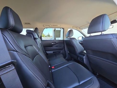 Used 2025 Nissan Pathfinder SL image 28