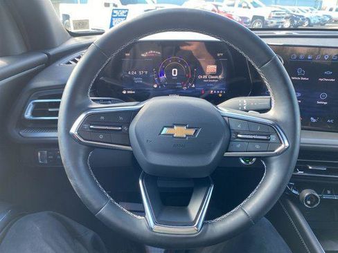 Used 2025 Chevrolet Traverse LT FWD image 13