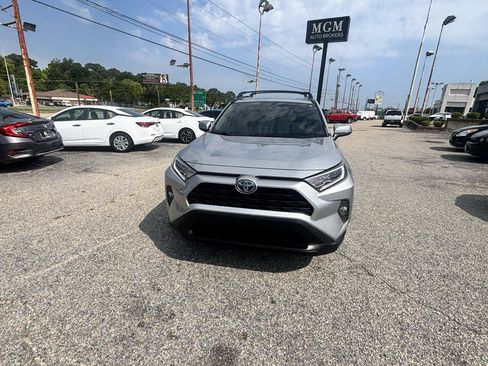 Used 2020 Toyota RAV4 XLE AWD/4WD image 5