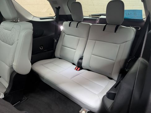 Used 2025 Ford Explorer Platinum w/ LUX Leather Package image 9