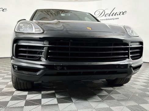 Used 2023 Porsche Cayenne w/ Premium Package AWD/4WD image 29