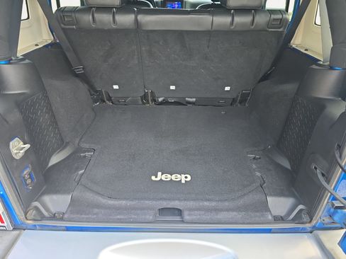 Used 2015 Jeep Wrangler Unlimited Sahara w/ Connectivity Group AWD/4WD image 12