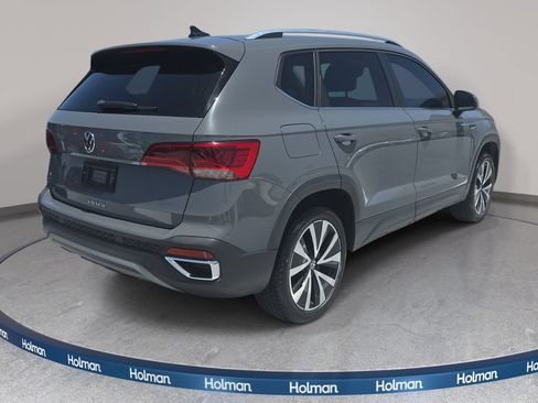 Used 2022 Volkswagen Taos SE w/ Panoramic Sunroof Package FWD image 6