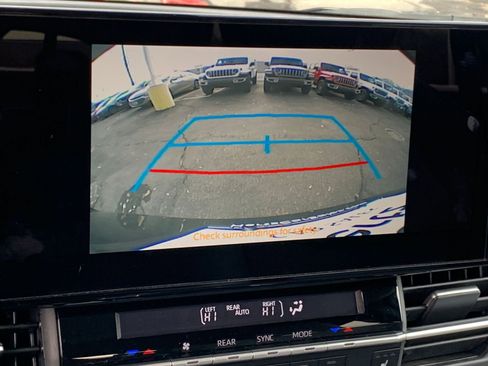 Used 2025 Toyota Sienna XLE image 18