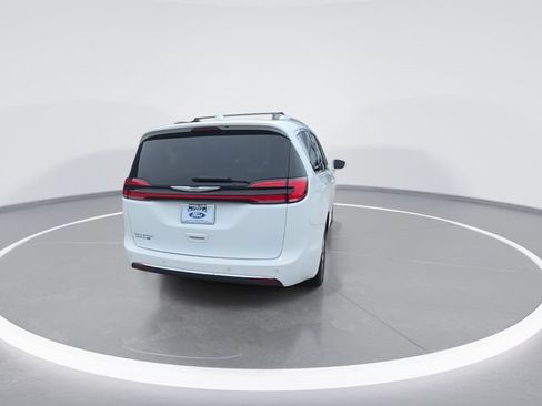 Used 2021 Chrysler Pacifica Touring-L FWD image 8
