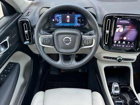 Certified 2025 Volvo XC40 B5 Plus AWD/4WD image 17