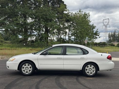 Used 2005 Ford Taurus SE FWD image 2