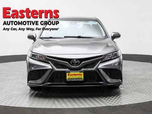 Used 2022 Toyota Camry SE image 2