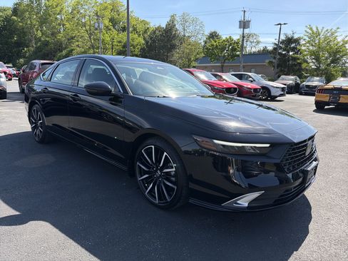 Used 2023 Honda Accord Touring image 2