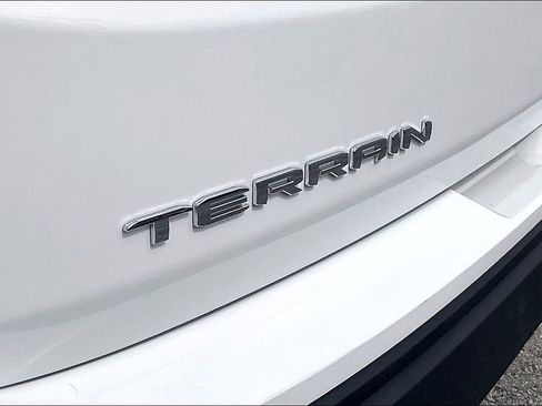 Used 2024 GMC Terrain SLE image 8