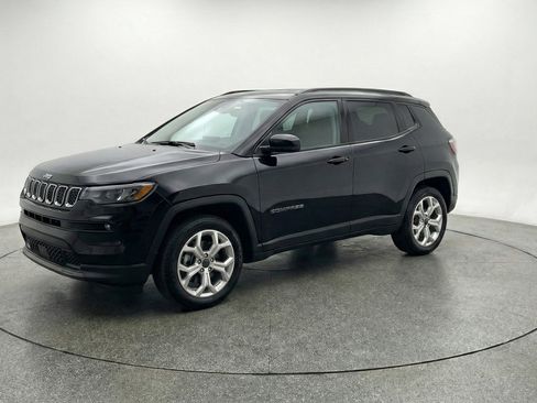 Used 2025 Jeep Compass Latitude image 3