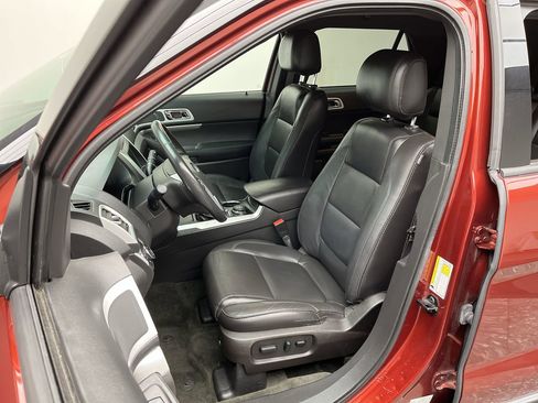 Used 2014 Ford Explorer XLT w/ Equipment Group 202A AWD/4WD image 9