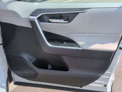Used 2019 Toyota RAV4 XLE FWD image 35