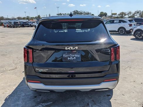 Certified 2025 Kia Sorento LX image 8