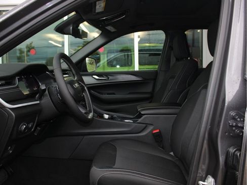 New 2025 Jeep Grand Cherokee Laredo X w/ Luxury Tech Group I image 11