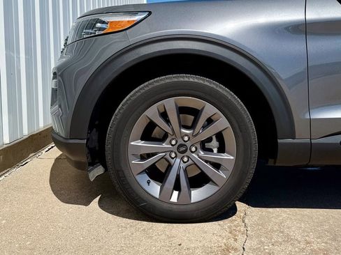 Used 2023 Ford Explorer XLT w/ Equipment Group 202A AWD/4WD image 29