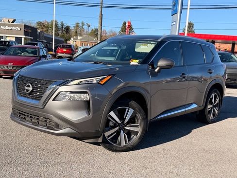 Used 2023 Nissan Rogue SL w/ SL Premium Package image 2