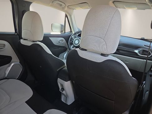 Used 2019 Jeep Renegade Latitude FWD image 10