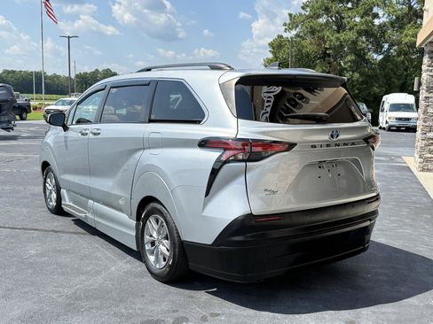 Used 2022 Toyota Sienna XLE w/ XLE Plus Package FWD image 3