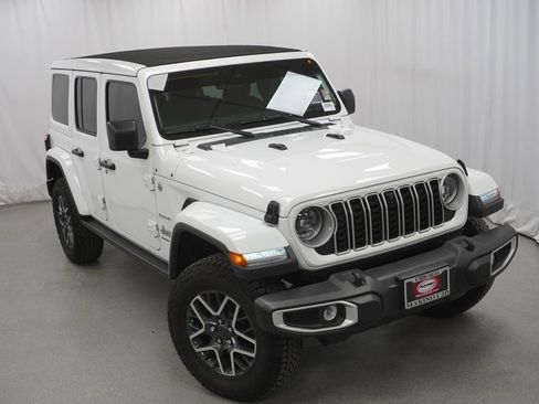 Used 2024 Jeep Wrangler Sahara w/ Technology Group image 8