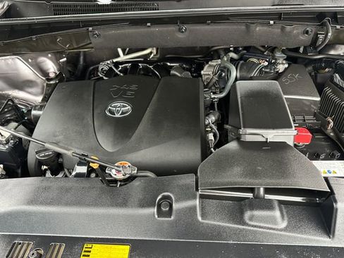 Used 2019 Toyota Highlander XLE image 9