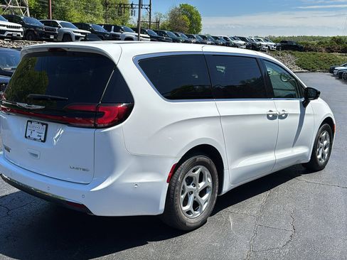 Certified 2024 Chrysler Pacifica Limited FWD image 9