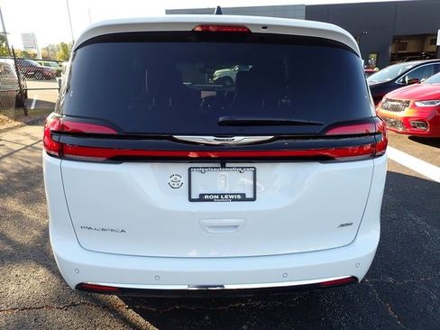 New 2026 Chrysler Pacifica Select image 4