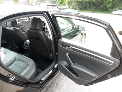 Used 2018 Volkswagen Passat 2.0T SE FWD image 22