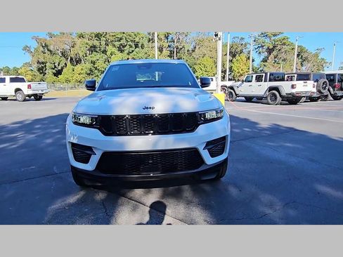 New 2025 Jeep Grand Cherokee Altitude image 39