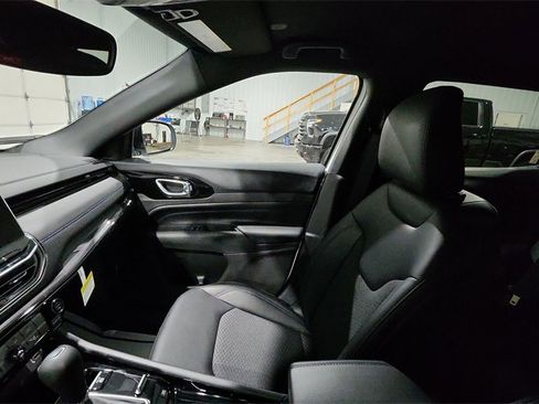 New 2026 Jeep Compass Latitude image 11