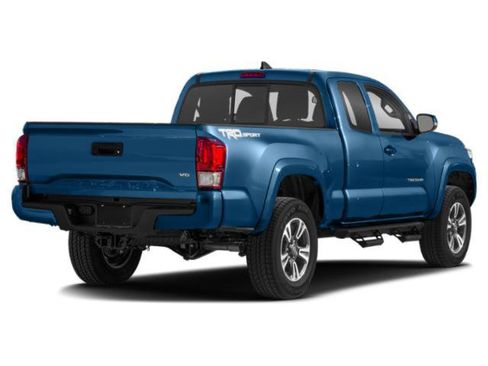 Used 2018 Toyota Tacoma TRD Sport AWD/4WD image 2