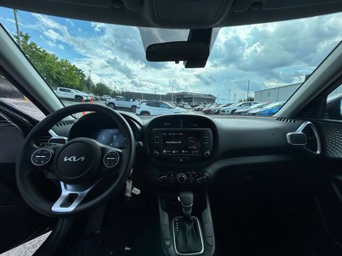 Used 2025 Kia Soul LX w/ LX Technology Package FWD image 28