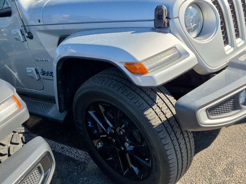 Used 2023 Jeep Wrangler Unlimited Sahara AWD/4WD image 15
