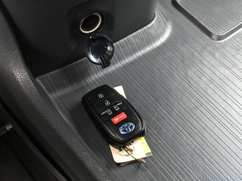 Certified 2024 Toyota Sienna LE w/ LE Plus Package image 19