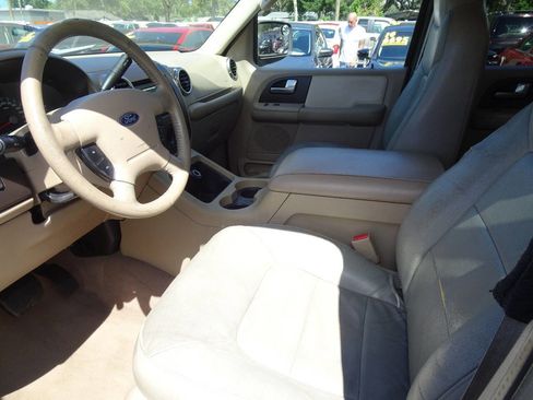 Used 2004 Ford Expedition XLT image 26