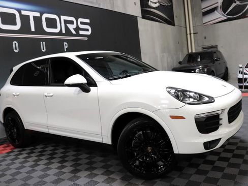 Used 2018 Porsche Cayenne Platinum Edition w/ Premium Package image 11
