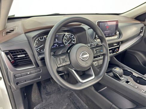 Used 2023 Nissan Rogue SV FWD image 12