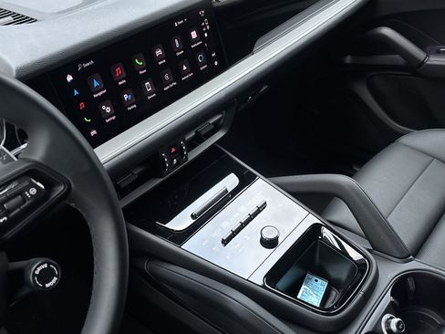 Used 2025 Porsche Cayenne S image 18