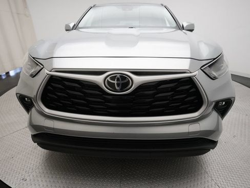 Used 2024 Toyota Highlander LE AWD/4WD image 45