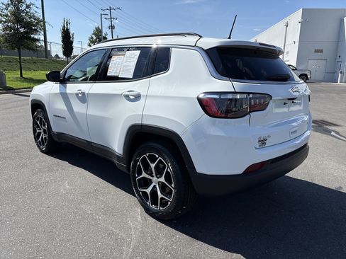 Used 2024 Jeep Compass Latitude image 7