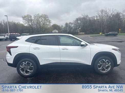 Used 2025 Chevrolet Trax LT w/ Driver Confidence Package image 2