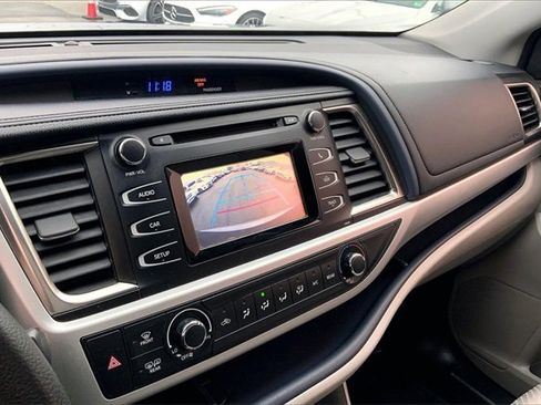 Used 2014 Toyota Highlander LE image 22