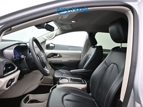 Used 2023 Chrysler Pacifica Touring-L FWD image 15