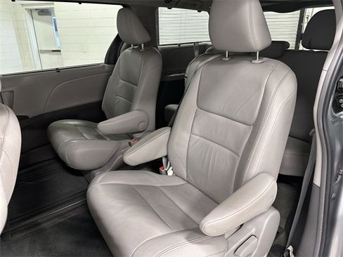 Used 2015 Toyota Sienna XLE image 20