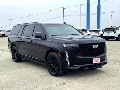 Used 2024 Cadillac Escalade ESV Sport Platinum w/ LPO, ONYX Package image 4