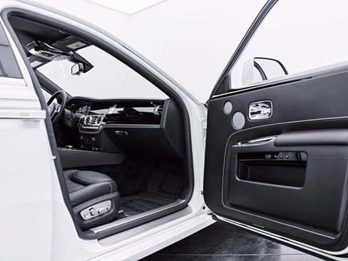 Used 2018 Rolls-Royce Ghost RWD image 36