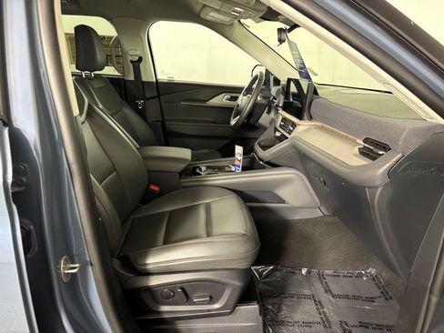 Certified 2025 Ford Explorer Active w/ Active Comfort Package AWD/4WD image 39
