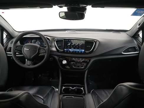 Used 2022 Chrysler Pacifica Limited w/ S Appearance Package image 14